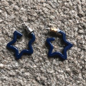 🔴5/$5 Navy blue star stud earrings.
